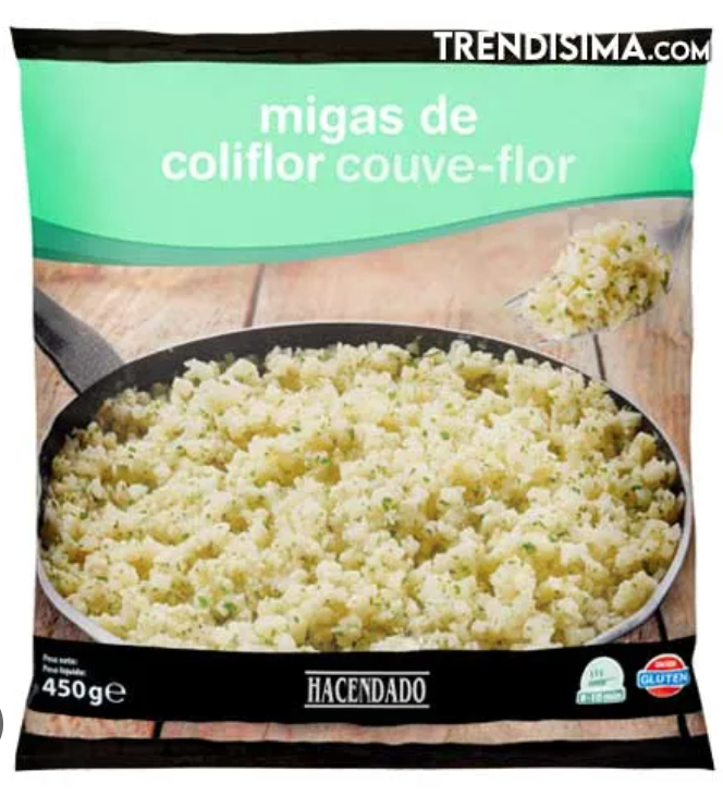 Migas de coliflor con huevos a la plancha precocinados.